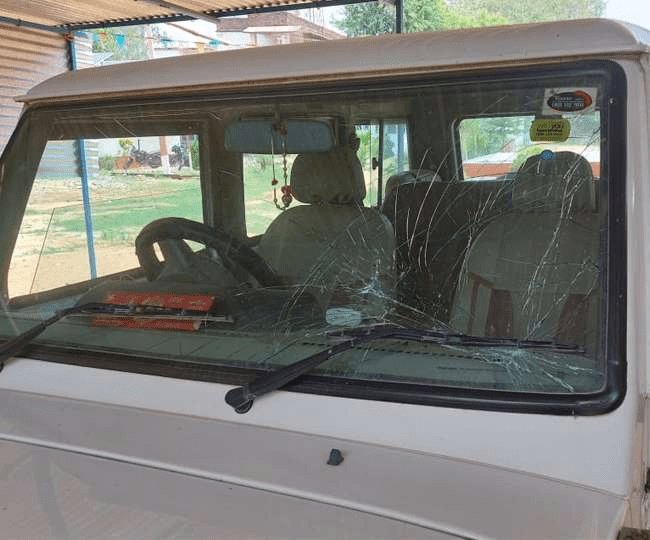 बिहार: जमुई में बालू माफिया ने पुलिस टीम पर किया हमला, बलेरो में तोड़फोड़