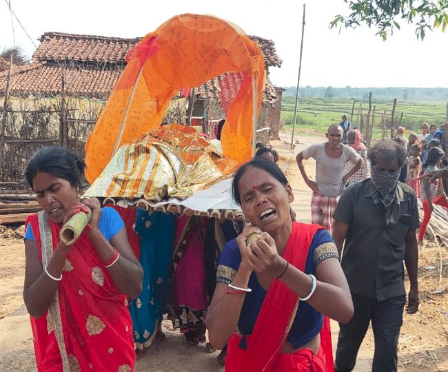 हजारीबाग: टाटी झरिया में आठ बेटियों ने मां की अर्थी को दिया कंधा, किया अंतिम संस्कार, विवाद के कारण समाज से बहिष्कृत है फैमिली