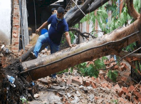 धनबाद में दिखने लगा तूफान 'यास' का मंजर, डीसी ऑफिस की दीवार ध्वस्त; हाई अलर्ट 