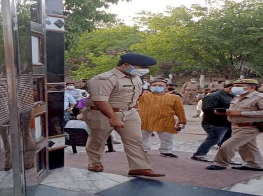उत्तर प्रदेश: गाजियाबाद में फैमिली को बंधक बनाकर दिनदहाड़े एक करोड़ की डकैती