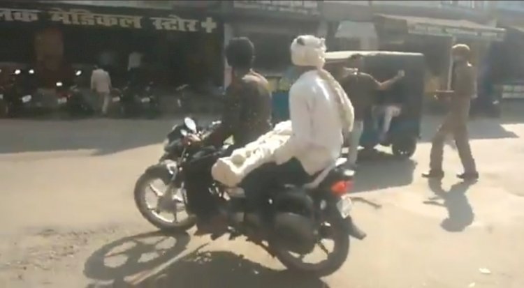 उत्तर प्रदेश: सीतापुर में पिता ने पोस्टमार्टम के बाइक से लाया बेटे की बॉडी, वीडीओ वायरल 