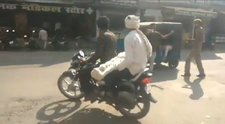 उत्तर प्रदेश: सीतापुर में पिता ने पोस्टमार्टम के बाइक से लाया बेटे की बॉडी, वीडीओ वायरल