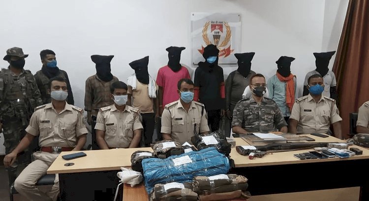 झारखंड: लातेहार में एक लाख के इनामी टीपीसी एरिया कमांडर समेत सात उग्रवादी अरेस्ट, भारी मात्रा में आर्म्स व कारतूस जब्त