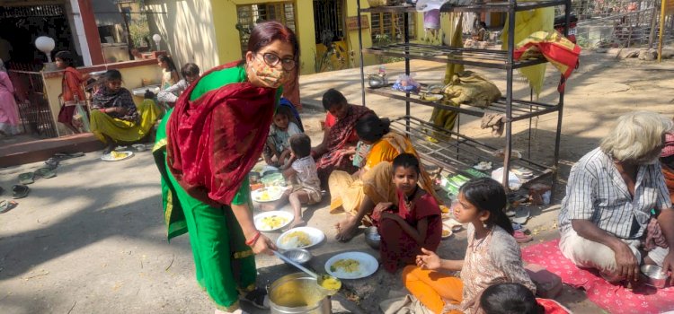 धनबाद: कोरोना काल में जरुरतमंदों की सेवा में लगी हैं  समाजसेवी निशि सिंह, कच्चा राशन व भोजन वितरण