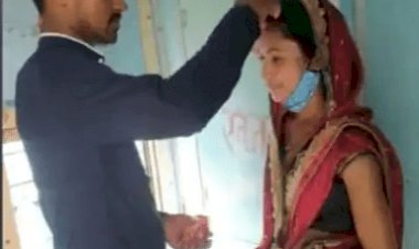 बिहार : चलती ट्रेन में शादीशुदा महिला की मांग में प्रेमी ने भरा सिंदूर, टॉयलेट के सामने शादी का फोटो वायरल