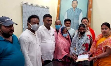 धनबाद: हाइवा एक्सीडेंट में मृत प्रदीप महतो के परिजनों को रागिनी सिंह ने सौंपा चार लाख चौबीस हजार रुपये