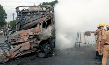 जामताड़ा: गैस टैंकर और ट्रक में टक्कर के बाद लगी आग,दो की मौत