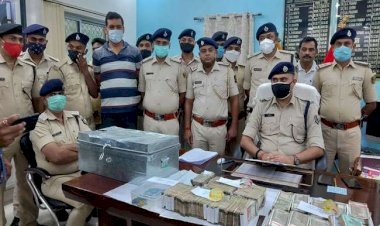 बिहार: हाजीपुर में एचडीएफसी बैंक से हुई एक करोड़ लूटकांड का खुलासा,आठ क्रिमिनल अरेस्ट, 93 लाख 20 हजार कैश बरामद