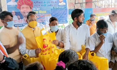 धनबाद: युवक कांग्रेस ने राहुल गांधी के जन्मदिन को सेवा दिवस के रुप में मनाया,जरूरतमंदों के बीच "राशन किट" वितरण 