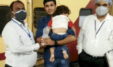 धनबाद: रेलवे अफसरों की इंसानियत, ट्रेन में भूख से तड़प रहे बच्चे को दिया दूध