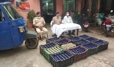 धनबाद: बरवाअड्डा में मालवाहक टेंपो से 456 बोतल इलिगल शराब जब्त