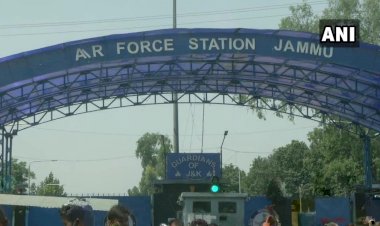 जम्मू एयर फोर्स स्टेशन पर ड्रोन से गिराये विस्फोटक,पांच मिनट में हुए दो विस्फोट दो एयरफोर्स जवान को लगी हल्की चोटें 