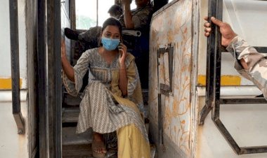 हजारीबाग: एमएलए अंबा प्रसाद का हंगामा, बस की सीढ़ी पर धरने पर बैठी, पथराव के आरोपितों को रिहा करने की मांग