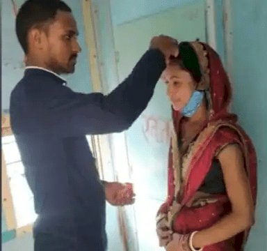 बिहार : चलती ट्रेन में शादीशुदा महिला की मांग में प्रेमी ने भरा सिंदूर, टॉयलेट के सामने शादी का फोटो वायरल