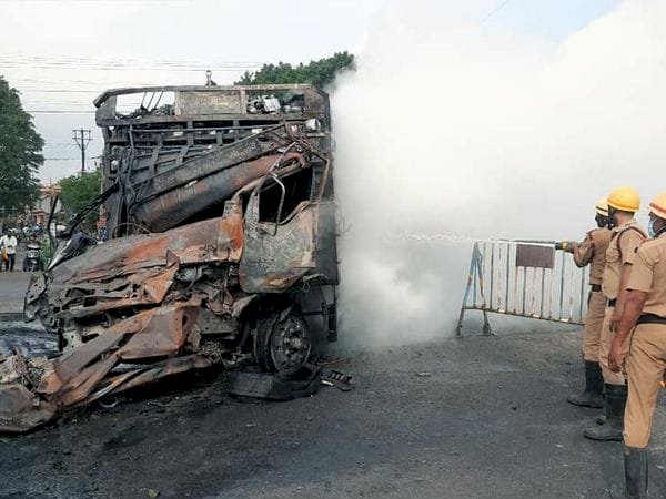 जामताड़ा: गैस टैंकर और ट्रक में टक्कर के बाद लगी आग,दो की मौत