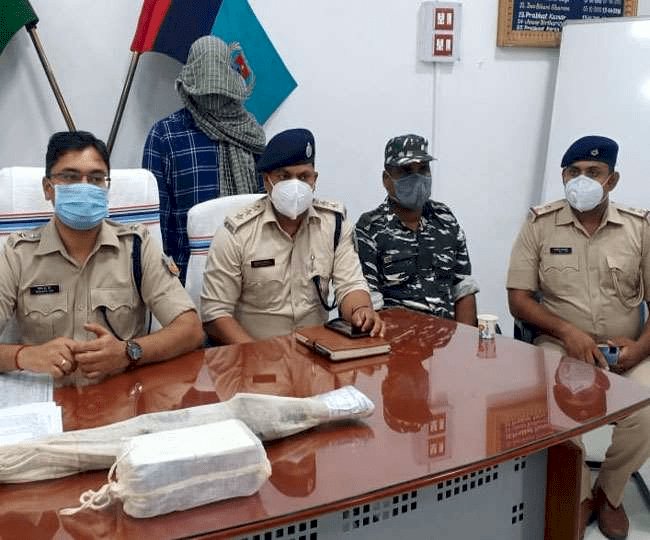 झारखंड: चतरा में ऑटोमैटिक इंसास रायफल के साथ TSPC कमांडर किशुन गंझू अरेस्ट, रांची-रामगढ़ व पलामू पुलिस का था वांटेंड