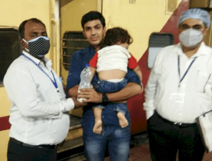 धनबाद: रेलवे अफसरों की इंसानियत, ट्रेन में भूख से तड़प रहे बच्चे को दिया दूध