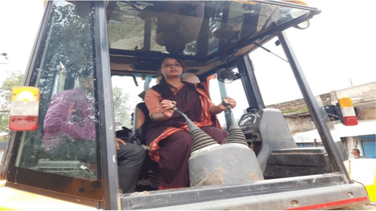 हजारीबाग: बड़कागांव एमएलए अंबा प्रसाद ने JCB चलाकर कीचड़ में तब्दील सड़क को किया समतल, नाली को कुदाल से सफाई की