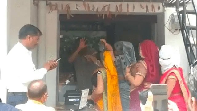 उत्तर प्रदेश: फिरोजाबाद में भाई-भाभी के साथ दुकान पर पहुंची महिला, हसबैंड की चप्पल से की पिटाई