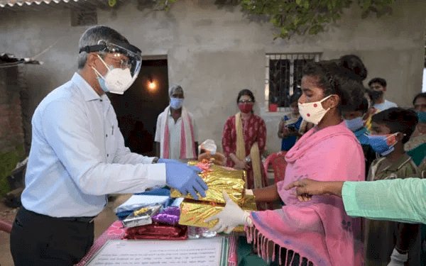 झारखंड: हाईकोर्ट के जस्टिस सह झालसा अध्यक्ष अपरेश कुमार सिंह ने गांव पहुंच अनाथ बच्चों को दिया मुआवजा