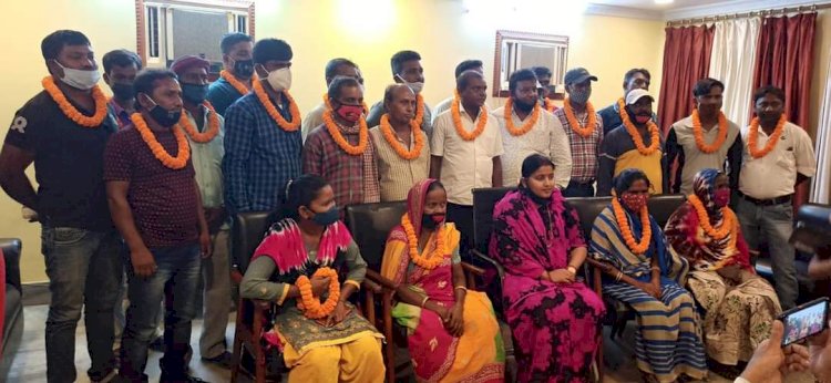 धनबाद: रागिनी ने  दिया अरुप को झटका, विश्वकर्मा प्रोजेक्ट के दर्जनों लोडिंग मजदूरों ने मासस छोड़ बीजेपी-JMS में शामिल