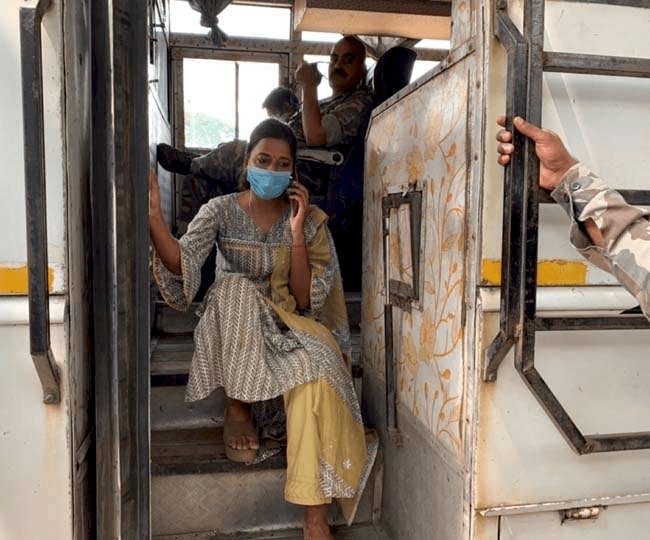 हजारीबाग: एमएलए अंबा प्रसाद का हंगामा, बस की सीढ़ी पर धरने पर बैठी, पथराव के आरोपितों को रिहा करने की मांग
