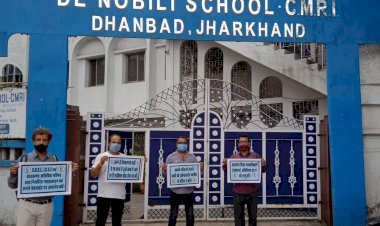 झारखंड अभिभावक संघ ने  डिनोबली स्कूल के समक्ष कोविड गाइडलाईन का पालन करते हुए किया मौन प्रदर्शन