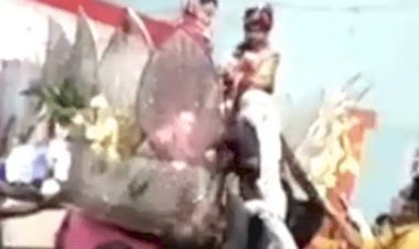 उत्तर प्रदेश: दुल्हन को वरमाला पहनाते ही स्टेज पर चढ़ी दूल्हे की मां, बेटे की किया चप्पलों से पिटाई