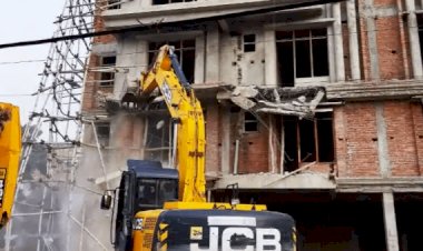 उत्तर प्रदेश: बसपा के एक्स एमपी दाऊद अहमद के 100 करोड़ की इमारत पर चला बुल्डोजर