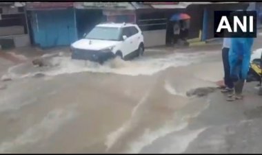 हिमाचल प्रदेश: धर्मशाला में भारी बारिश और बादल फटने की से तबाही, कहीं मकान ढहे तो कहीं गाड़ियां बहीं