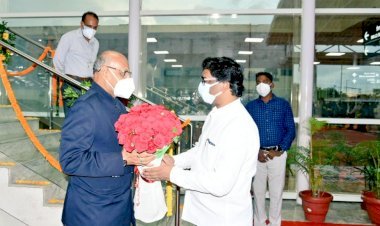 झारखंड: नवनियुक्त गवर्नर रमेश बैस पहुंचे रांची, सीएम हेमंत सोरेन ने की अगवानी, शपथ ग्रहण आज