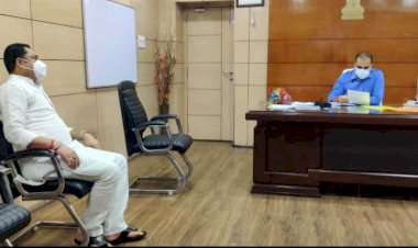 धनबाद: नेशनल पारा एथलेटिक्स दिव्यांग खिलाड़ी अजय कुमार पासवान की मदद के लिए डीसी से मिले रणविजय सिंह