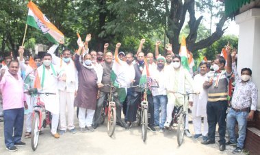 धनबाद: पेट्रोल-डीजल व रसोई गैस की कीमतों में लगातार वृद्धि व महंगाई के खिलाफ कांग्रेस की साइकिल यात्रा