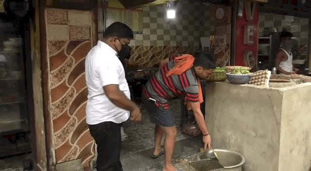 धनबाद: स्टेशन रोड के दुकानदारों को डीएमसी ने पढ़ाया सफाई का पाठ