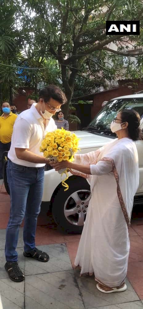 पश्चिम बंगाल: सौरव गांगुली को बर्थ डे पर घर जाकर सीएम ममता बनर्जी ने दी बधाई