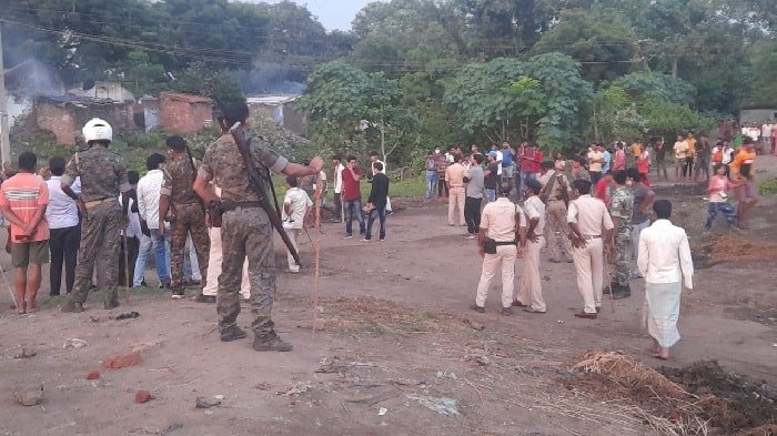 धनबाद: फुसबंगला में दो समुदायों में हिंसक झड़प, चले लाठी-डंडे, पथराव में कई वाहन क्षतिग्रस्त
