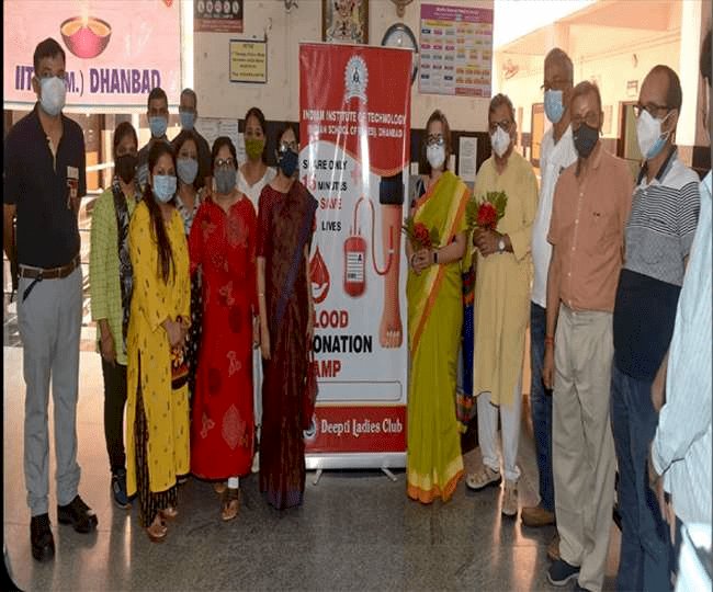 धनबाद : IIT ISM में ब्लड डोनेशन कैंप, दीप्ति लेडीज क्लब की महिलाओे ने लिया भाग,डायरेक्टर की वाइफ ने भी दिया ब्लड