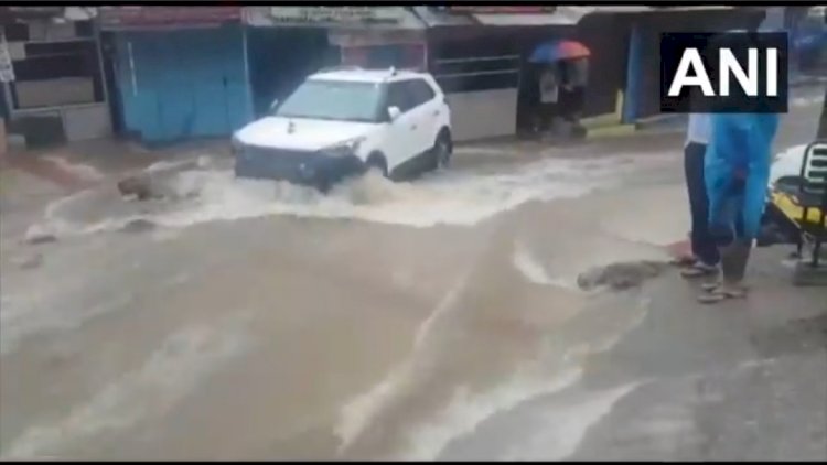 हिमाचल प्रदेश: धर्मशाला में भारी बारिश और बादल फटने की से तबाही, कहीं मकान ढहे तो कहीं गाड़ियां बहीं