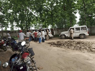 बिहार: बेतिया जहरीली शराब कांड में प्रभारी एसएचओ सस्पेंड, पूरा पुलिस स्टेशन लाइन हाजिर