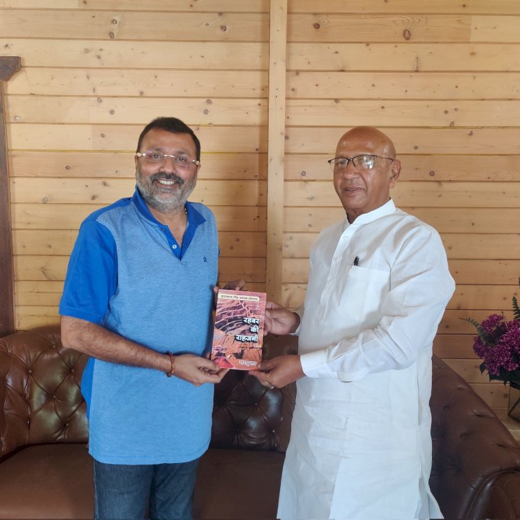 एमएलए सरयू राय ने नई दिल्ली में हरिवंश व निशिकांत से मिले,अपनी पुस्तक रहबर की राहजनी की एक-एक प्रति भेंट की