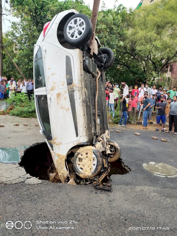 दिल्ली पुलिस के जवान की कार रोड में समाई, बाल-बाल बचा, बाहर निकालने को मंगानी पड़ी क्रेन