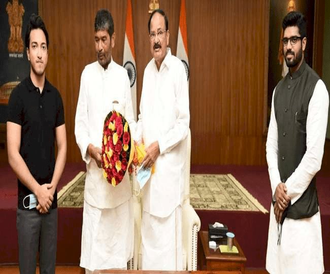 नई दिल्ली: वेंकैया नायडू और जेपी नड्डा से मिले पारस व प्रिंस राज