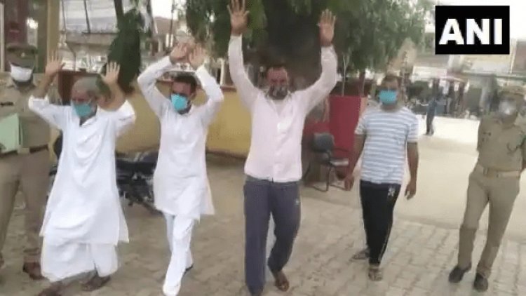 उत्तर प्रदेश: पुलिस एनकाउंटर का डर: हाथ उठाकर शामली कोतवाली पहुंचे तीन गैंगेस्टरों ने किया सरेंडर