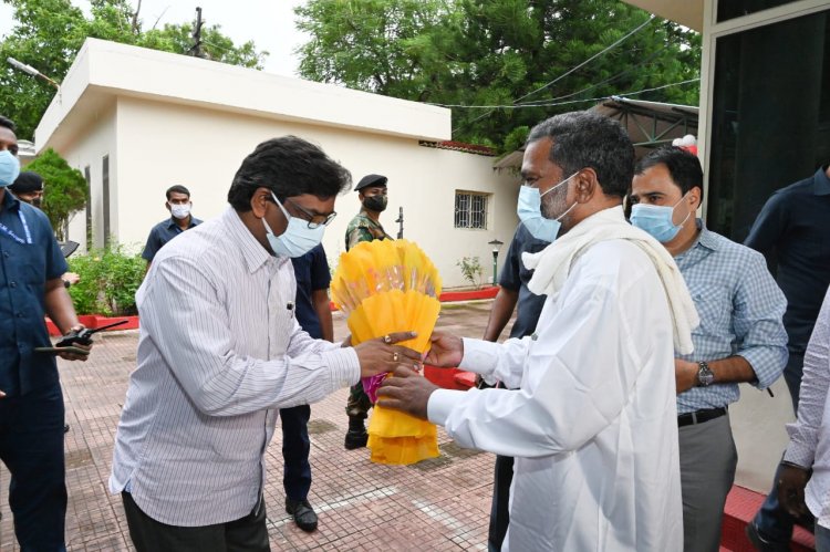 झारखंड: मिनिस्टर जगन्नाथ महतो से मिले सीएम हेमंत सोरेन, टाइगर को एजुकेशन व हफीजुल को मिला निबंधन विभाग