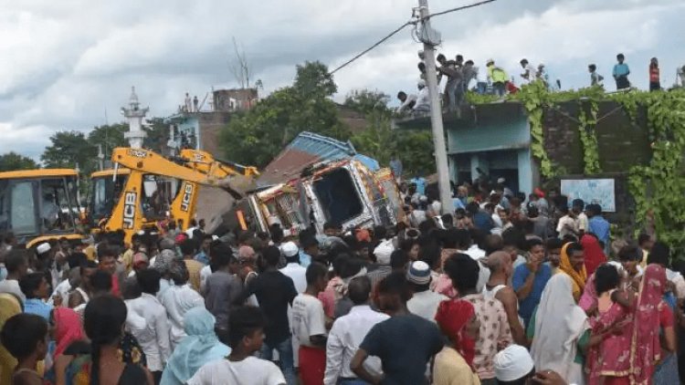 बिहार: सीतामढ़ी में घर पर पलटा बालू लदा ट्रक, बरामदे में खेल रहे तीन बच्चों की मौत, तीन अन्य की हालत गंभीर
