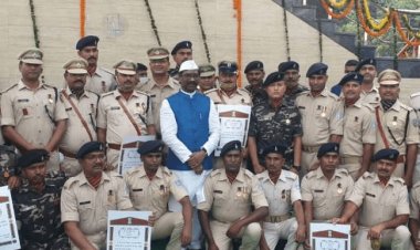 झारखंड: स्टेट 33 पुलिस अफसरों व स्टाफ को सीएम ने दिया पुलिस वीरता पदक