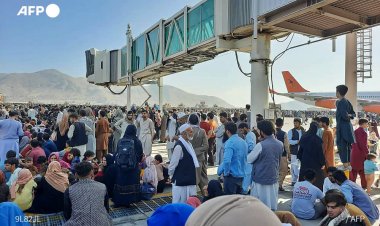 काबुल एयरपोर्ट पर अफरातफरी, देश छोड़ कर जाने के लिए उमड़ी भीड़, विमान के पहिए से लटके लोगों की गिरने से मौत