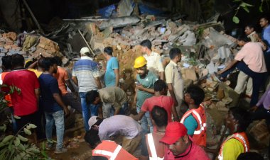 धनबाद: कतरास में जर्जर दो मंजिला भवन गिरा, महिला की मौत, पति-पुत्र जख्मी