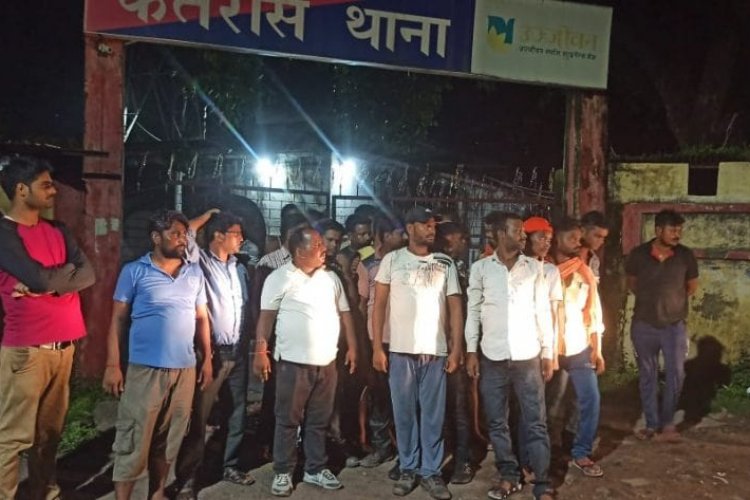 बीजेपी समर्थकों का कतरास पुलिस स्टेशन पर प्रदर्शन, पुलिस ने खदेड़ा