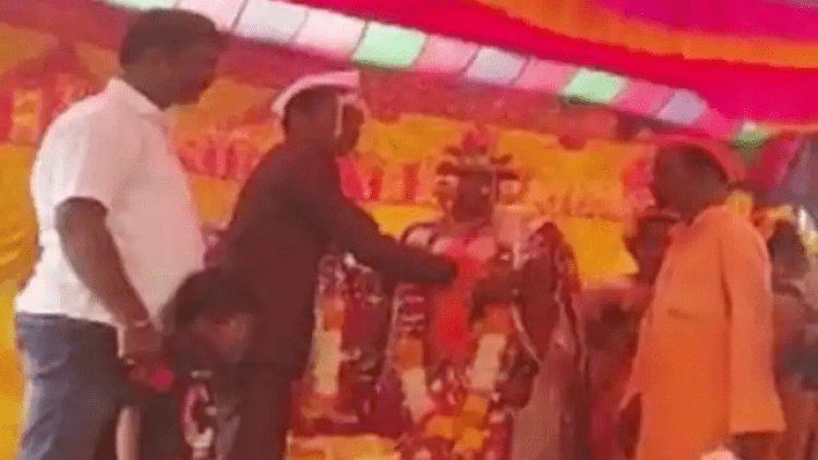 कर्नाटक: मुस्लिम व्यक्ति ने 10 सालों तक अनाथ हिंदु बच्ची को पाला, अब हिंदू लड़के से शादी कराई